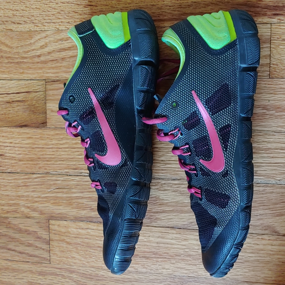 NIKE training shoes, size 9.5 black, pink, green - Picture 7 of 14